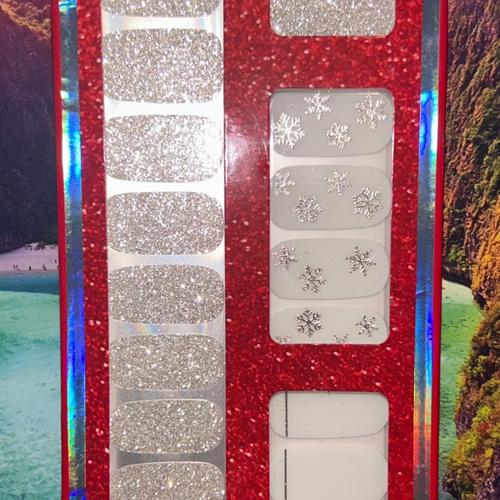 Dashing Diva Gloss Ultra Shine Gel Nail Strips Silver Glitter Snowflake 32 Count